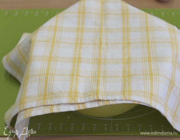 Накройте тесто полотенцем и уберите в теплое место на 30 минут.