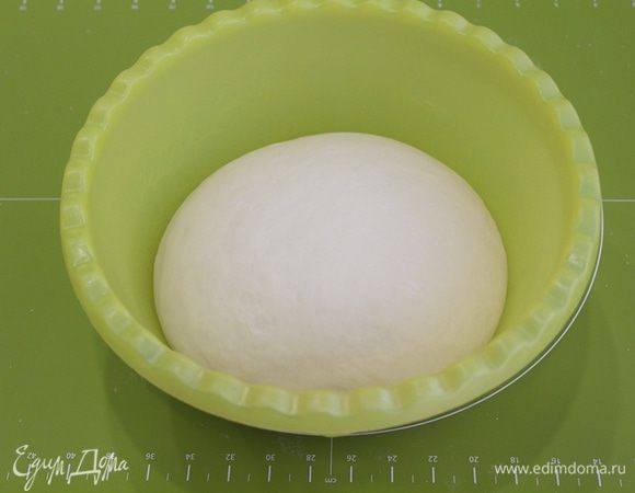 Через час тесто отлично поднимется, и станет пушистым и гладким.