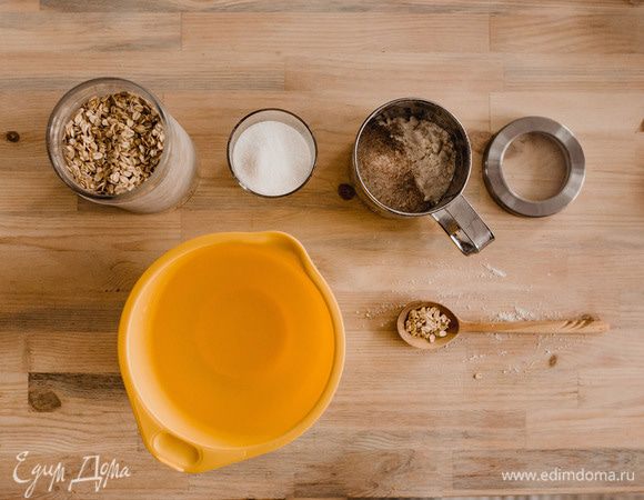 Смешиваем муку, овсяные хлопья и сахар.