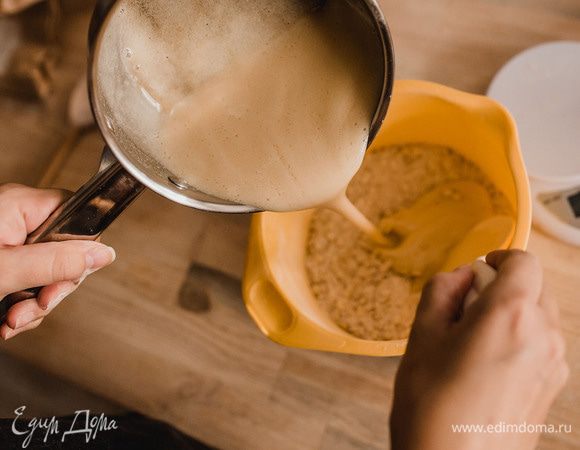 Сразу же выливаем горячую массу в емкость с сухими ингредиентами. Перемешиваем все до однородного состояния. 
Можно добавить изюм, кусочки шоколада. Я добавила подсолнечные семечки.