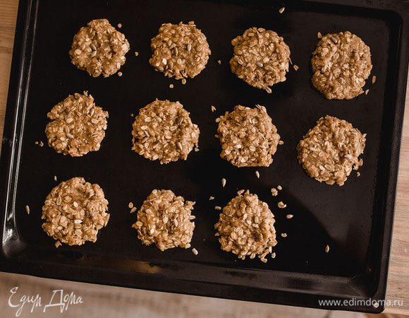 Включить духовку на 180°С. Сформировать печенье и отправить в разогретую духовку минут на 10—15 до готовности, оно станет карамельного цвета и кухня наполнится ароматом! Приятного аппетита!