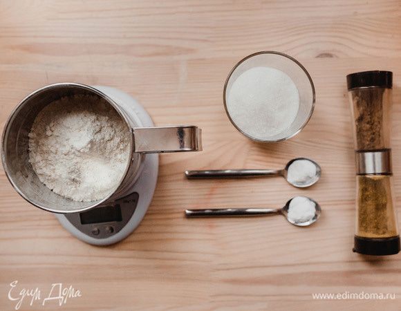 Тщательно смешать в чаше муку, сахар, соду, разрыхлитель и корицу.