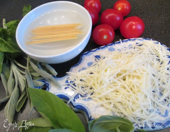 Сыр натираем на мелкой терке, а зубочистки замачиваем в теплой воде на 15 минут.