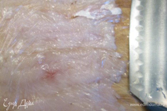 Тонко нарезаем филе судака, примерно 6 х 8 см, накрываем пленкой, сложенной вдвое, и ребром ладони деликатно отбиваем, чтобы толщина кусочков стала 2 — 3 мм.