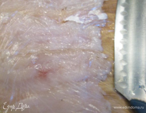 Тонко нарезаем филе судака, примерно 6 х 8 см, накрываем пленкой, сложенной вдвое, и ребром ладони деликатно отбиваем, чтобы толщина кусочков стала 2 — 3 мм.