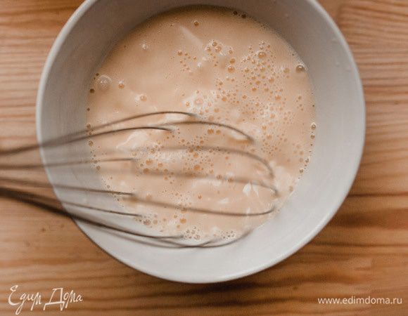 Растопить сливочное масло и добавить в емкость с молоком. Перемешать.