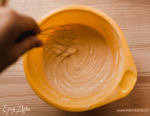 Добавить эту жидкую смесь к сухим ингредиентам и перемешать.