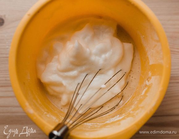 В отдельной емкости взбить белок до крепкой пены и аккуратно подмешать в основное тесто.