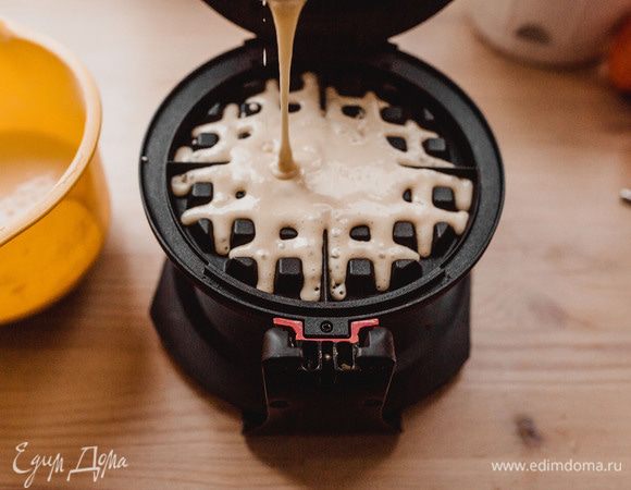 Залить порцию теста в вафельницу. Выпекать согласно инструкции. У меня через 3 минуты вафли готовы! Украшаем их ягодами, а можно и карамельным соусом. Приятного аппетита!