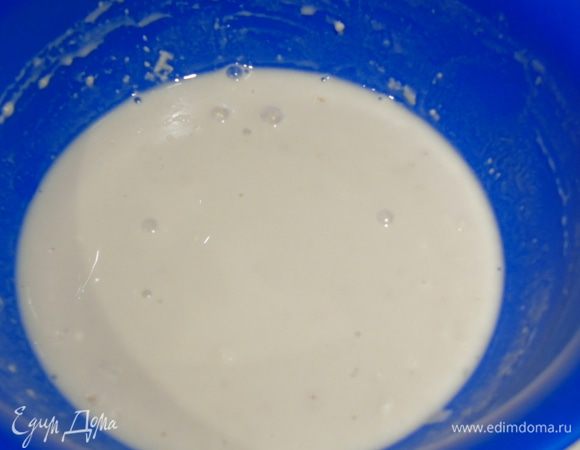 Для опары: смешайте все ингредиенты и оставьте на 30 минут, накрыв. Вода должна быть теплой, температуры 40 — 45°С.