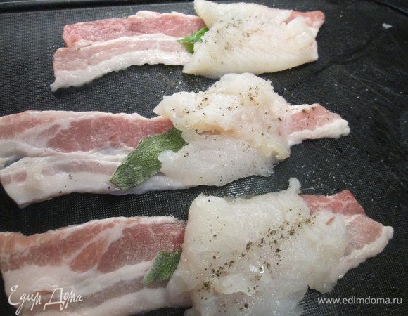 Сверху на бекон кладем кусочки филе.