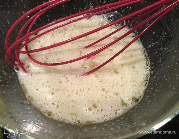 В отдельной миске слегка взбейте яйца с сахаром.
