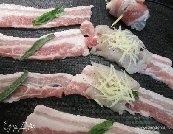 Посыпаем пармезаном и сворачиваем рулетом. Закрепляем шпажками.