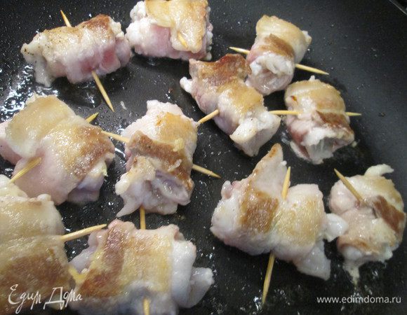 Когда все рулетики инвольтини будут готовы, разогреваем на сковороде масло и обжариваем с обеих сторон до румяной корочки.