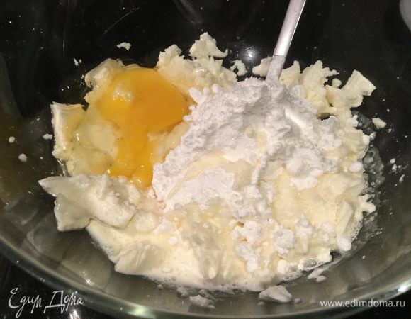 В отдельной миске смешайте сахарную пудру, творожный сыр, яйцо и сливки.