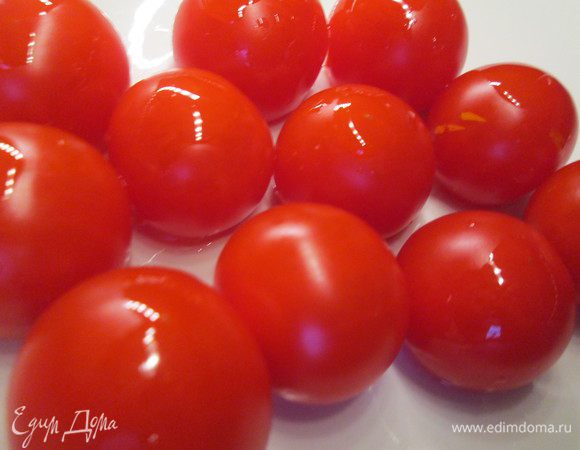 Помидоры черри смазываем оливковым маслом.