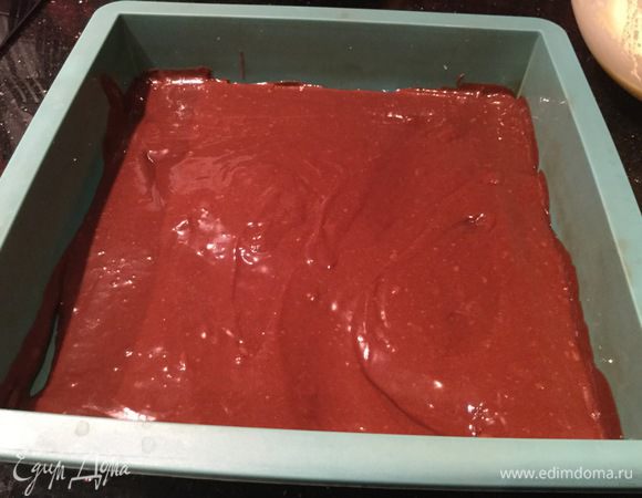 В подготовленную форму выложите 2/3 части теста для брауни, разровняйте.