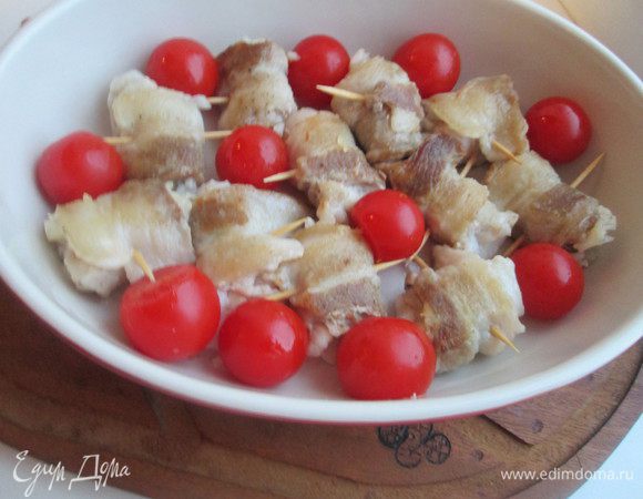 Укладываем инвольтини вместе с помидорами в форму для запекания и отправляем ее в духовку, нагретую до 180°С, на 10 минут.