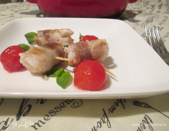 Подаем к столу с помидорами черри и листиками базилика.
Boun appetito!