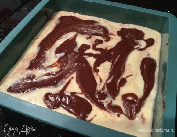 Сверху выложите массу для чизкейка, и завершите оставшимся тестом для брауни.