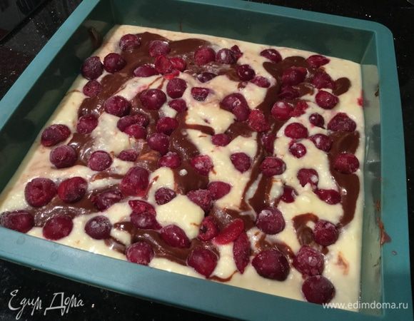 Сверху выложите вишню, немного вдавливая ее в тесто.