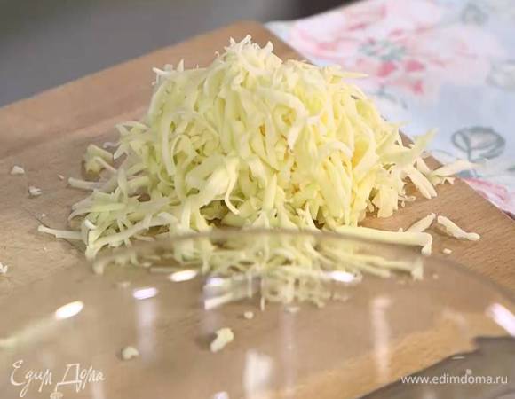 Чеддер натереть на крупной терке.