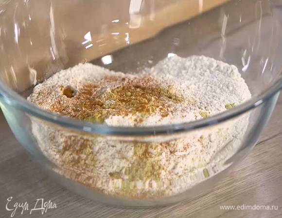 Перемешать 350 г муки с горчичным порошком, кайенским перцем, разрыхлителем и солью.