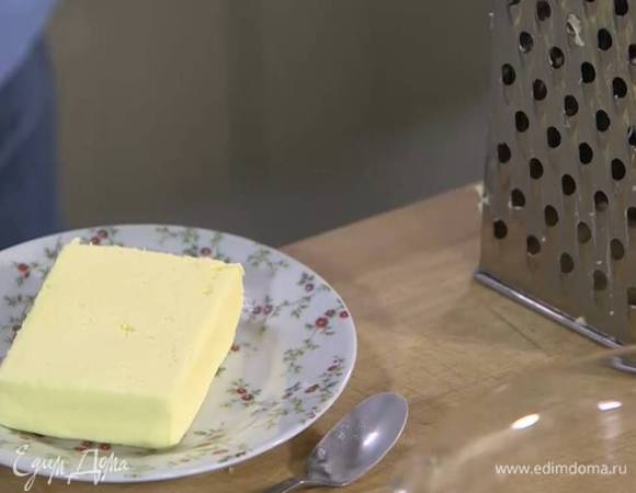 Предварительно охлажденное сливочное масло натереть на крупной терке.