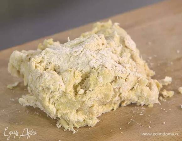 К муке со специями добавить яйца, натертый сыр и сливочное масло, влить кефир и вымешать все лопаткой, а затем вымесить тесто руками.