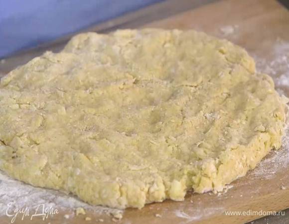 Выложить тесто на рабочую поверхность, посыпанную оставшейся мукой, и сформировать пласт толщиной 1‒2 см.
