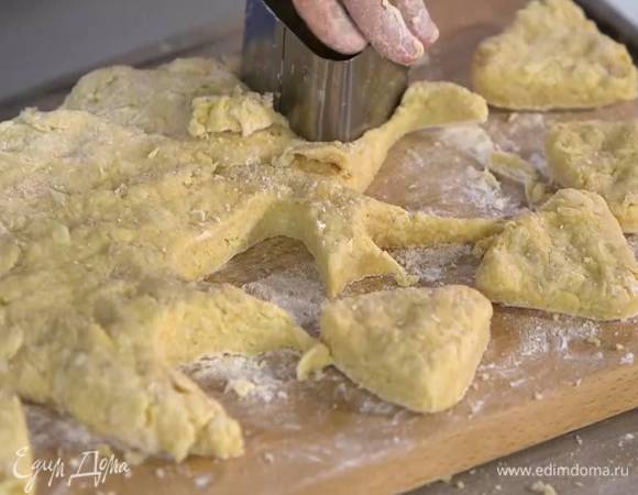 Кондитерской формочкой вырезать небольшие булочки и выложить их на противень, выстеленный бумагой для выпечки.