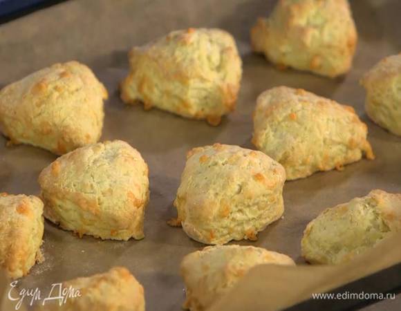 Выпекать сконы в разогретой духовке 20 минут.