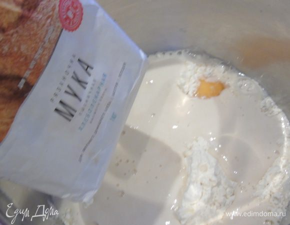 Для замеса теста смешиваем все ингредиенты, добавляем опару и вымешиваем. Я замешивала в тестомешалке 2 минуты на 1 скорости и 10 минут на второй.