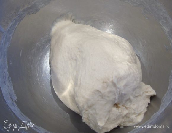Накрываем и оставляем тесто на 1 час, в середине брожения (через 30 минут) один раз обмять.