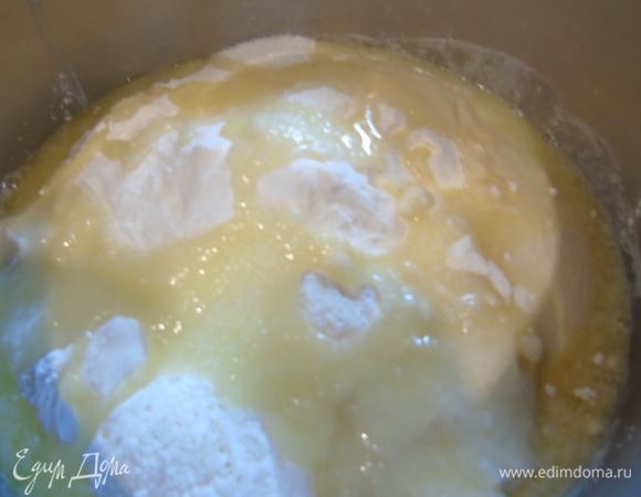 Сливочное масло растопите и вместе с сахаром и мукой добавьте в тесто. Хорошо вымесить, я снова это делала в тестомешалке, 2 минуты на 1 скорости и 10 минут на второй. 