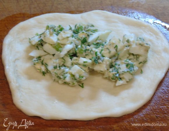 На поверхности, смазанной маслом, руками прижимаем в  лепешку и выкладываем начинку по 25 г (капуста, яйцо с зеленью, мясо, картофель или фруктово-ягодный).