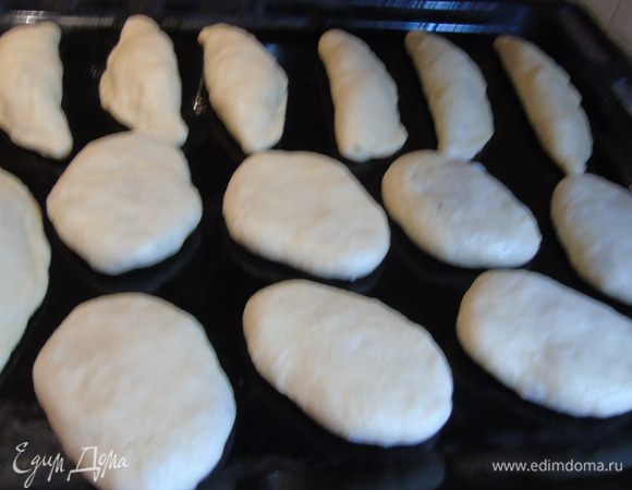 А эти с капустой и яблоками. Накрываем полотенцем, слегка влажным или пленкой и оставляем на расстойку на 20 минут.