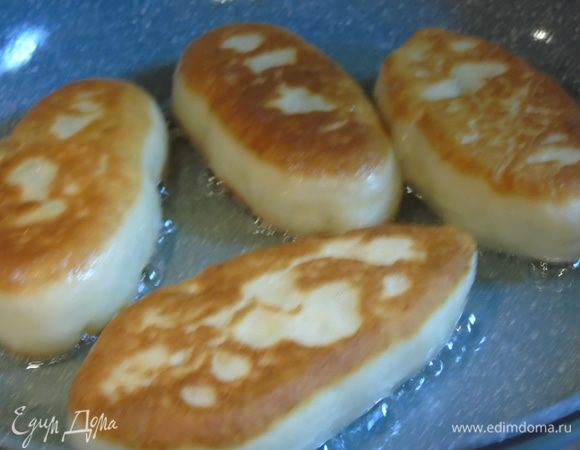 Жарим примерно по 30 секунд с каждой стороны, пирожки очень быстро жарятся, тесто тонкое, а начинка не нуждается в прожарке, она уже готова.