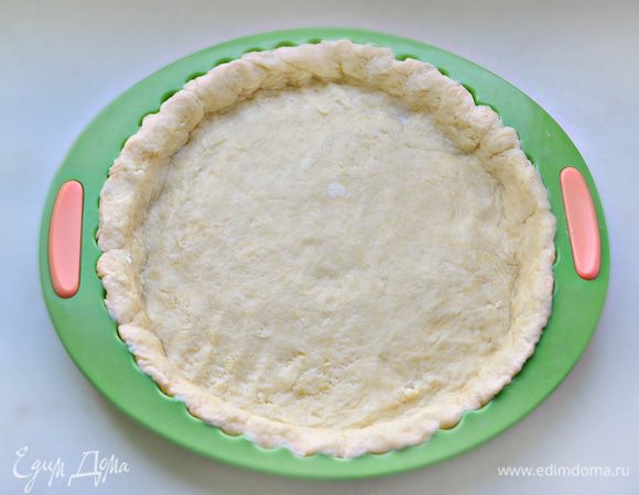 Охлажденное тесто достаньте из холодильника, выложите им дно и бока формы, предварительно смазав ее маслом (у меня силиконовая форма, поэтому смазывать маслом не понадобилось). Поставьте форму с тестом в разогретую духовку до 180°С, на 10 — 13 минут.