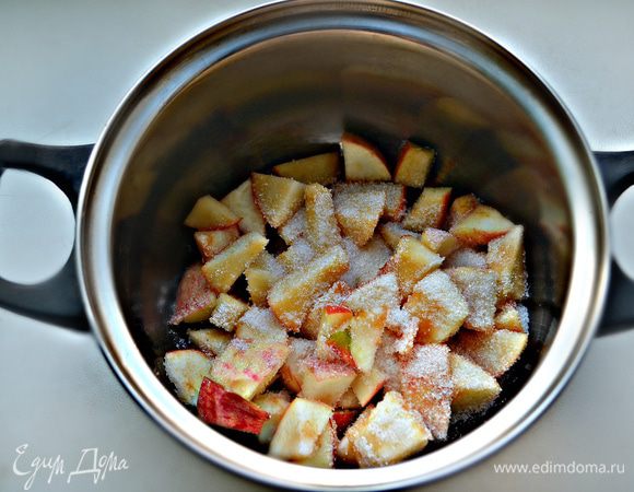 Оставшиеся яблоки нарежьте кубиками. Добавьте сахар, немного лимонного сока и потушите до мягкости на слабом огне.