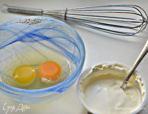 Смешайте сметану, яйца, сахар, ванильный сахар и крахмал до однородности (для большего аромата можете добавить 1 ч. л. тертой лимонной цедры в сметанную начинку).