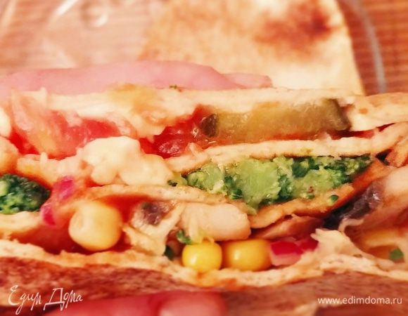 Шампиньоны нарезать и обжарить, посолить по вкусу. Брокколи отварить. Тем временем натереть сыр, добавить к нему натертый чеснок, перемешать. Нарезать лук, колбасу, огурец, помидоры.