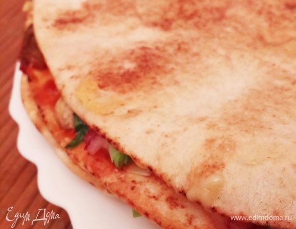 Мой вариант начинки: первый слой — колбаса, брокколи, сыр; второй слой — шампиньоны, красный лук, сыр, немного зеленого лука и кукурузы; третий слой — помидоры, огурцы, сыр.
Сыра должно быть много, он соединяет слои. Я взяла 200 г, в следующий раз возьму больше.
