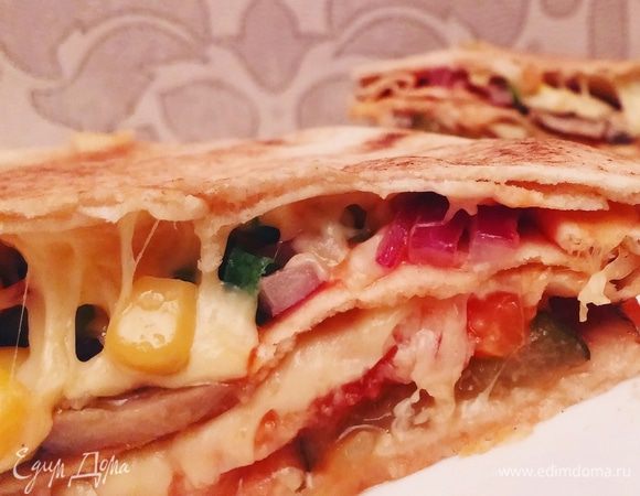 Пицца готовится считанные минуты. Главное, чтобы сыр хорошенько расплавился.
Приятного аппетита!
