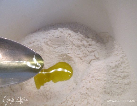 Приготовим тесто: в теплой (40°С) воде растворяем мед, затеем дрожжи и ждем, когда дрожжи начнут работать, появится пенная шапочка. Далее просеиваем муку, делаем углубление и добавляем в него масло оливковое и дрожжевой раствор, соль. Подсыпая муку с краем, замешиваем тесто.