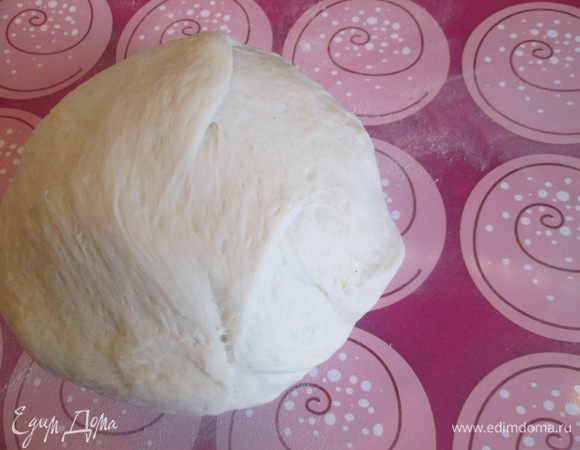 Перекладываем тесто на стол, припыленный мукой, замешиваем тесто. До состояния эластичности вымешиваем 7 — 10 минут. Я это делала 3 минуты и переложила в чашу хлебопечки, продолжила замес там и оставила на 1 час на расстойку. Можно убрать в теплое место, накрыв тканью.