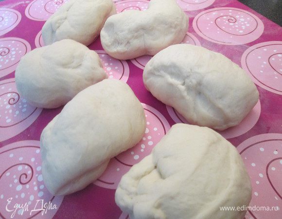 Готовое тесто нарезаем на одинаковые порции (10 шту).