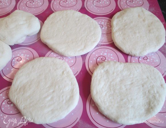 Из каждой раскатываем лепешки размером d 12— 14 см. Разогреваем духовку вместе с противнем до 270°С (у кого духовка может нагреваться до такой t, у меня только до 250°С).