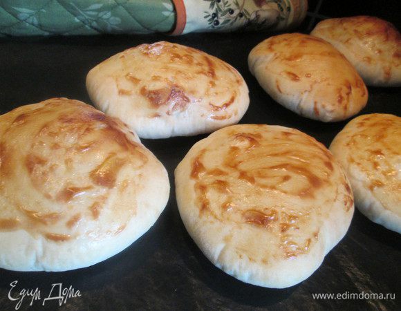 Каждую лепешку слегка смазываем сметаной (не до самого края, оставляя 5 — 7 мм), добавляем соль и отправляем на раскаленный противень и выпекаем 10 минут до румяной корочки.