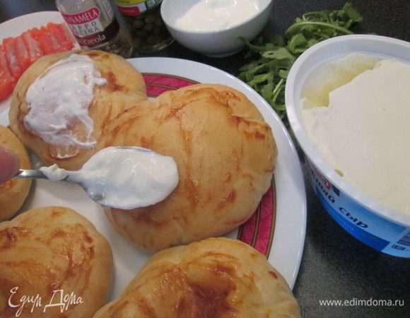 Вынимаем пицетты из духовки, смазываем еще раз сметаной.